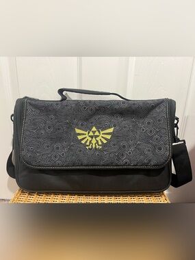POWER A Everywhere messenger bag for Nintendo Switch Legend of Zelda